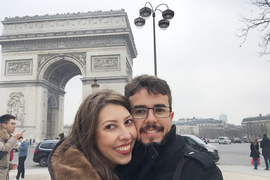 Vista do Arco do Triúnfo à noite em Paris