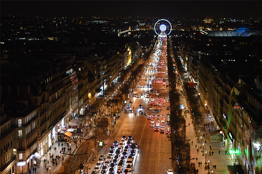 Vista do Arco do Triúnfo à noite em Paris