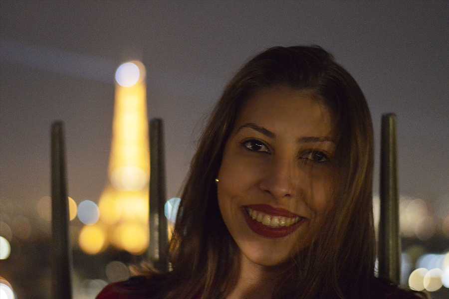 Vista do Arco do Triúnfo à noite em Paris