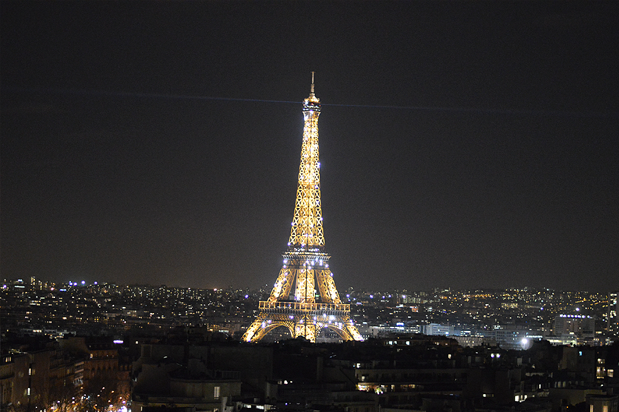 Vista do Arco do Triúnfo à noite em Paris