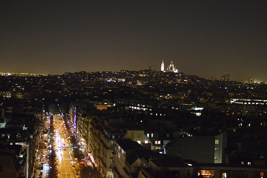 Vista do Arco do Triúnfo à noite em Paris