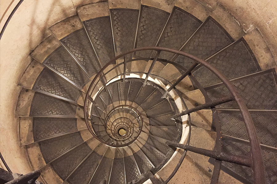 Vista do Arco do Triúnfo à noite em Paris